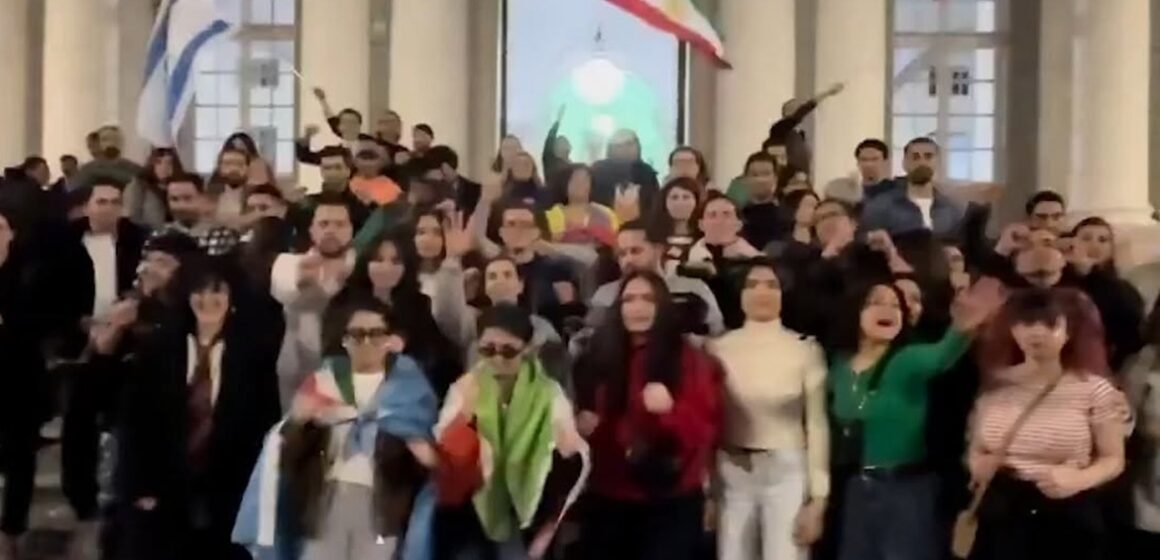 Iranianos celebram morte de aiatolá com dança de YMCA