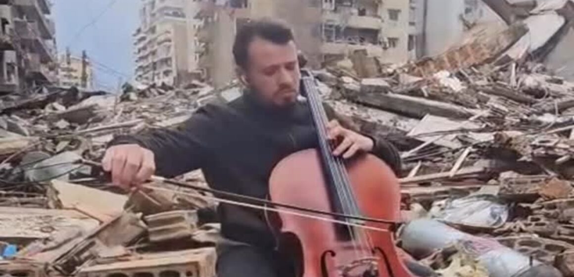 Violoncelista libanês se apresenta sobre escombros de Beirute em gesto de solidariedade