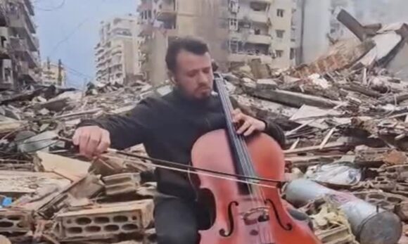 Violoncelista libanês se apresenta sobre escombros de Beirute em gesto de solidariedade