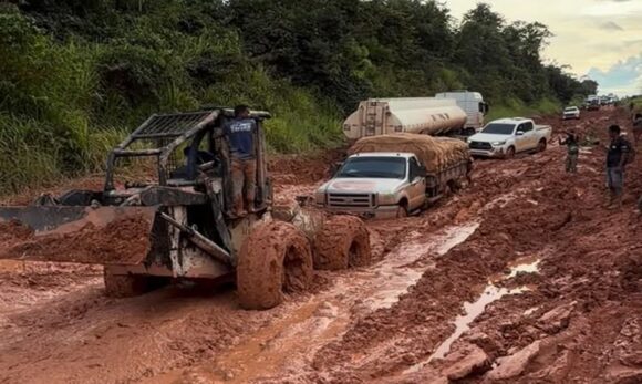 Chuvas tornam BR-230 intransitável entre Uruará e Placas, no sudoeste do Pará