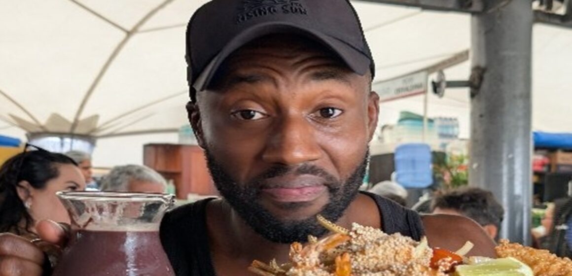 Influenciador Keanu Campbell prova açaí tradicional em Belém