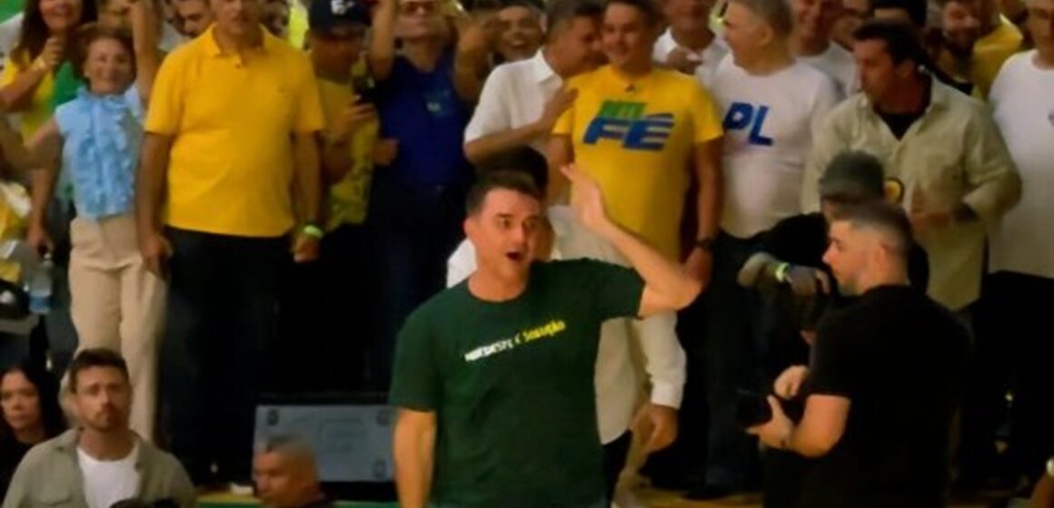Em evento de filiação na Paraíba, Flávio Bolsonaro dança e reforça articulação para 2026