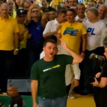 Em evento de filiação na Paraíba, Flávio Bolsonaro dança e reforça articulação para 2026