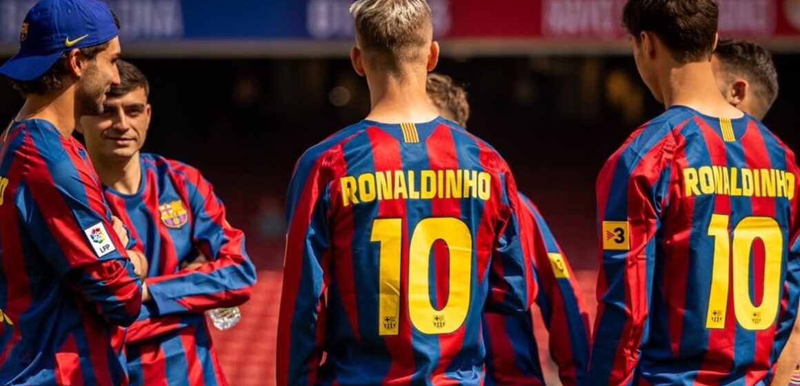 Barcelona homenageia Ronaldinho com relançamento de camisa histórica