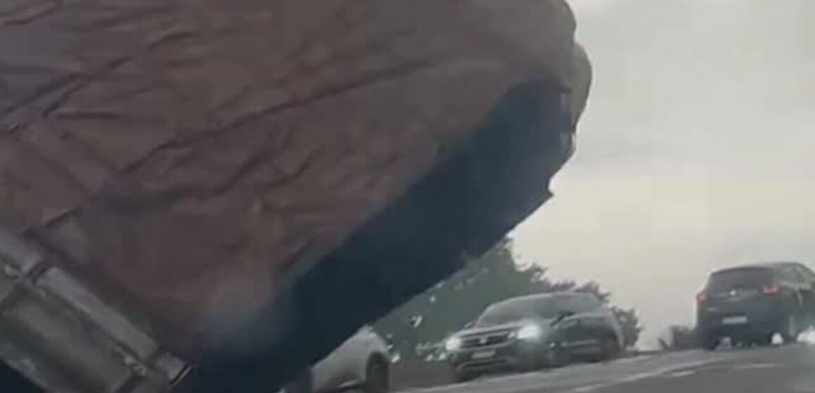 SaveClip.App_660805066_1645586906438287_5392113399367225949_n Caminhão tomba no viaduto do Coqueiro e causa congestionamento em Ananindeua