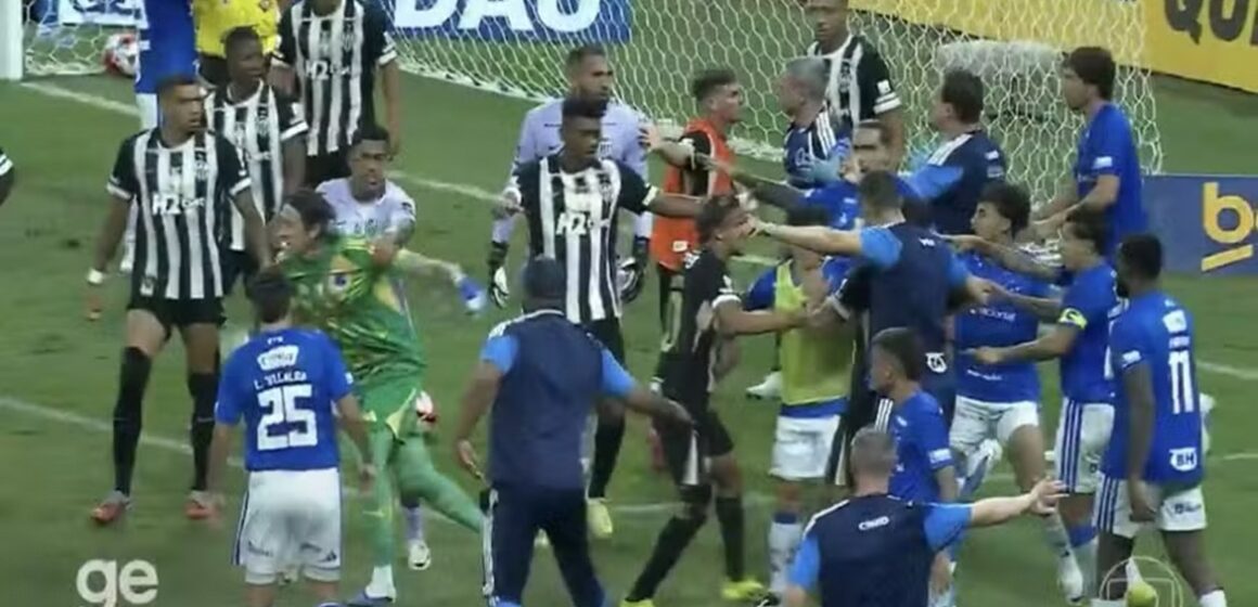 Briga generalizada na final do Mineiro termina com 23 expulsos entre Atlético-MG e Cruzeiro