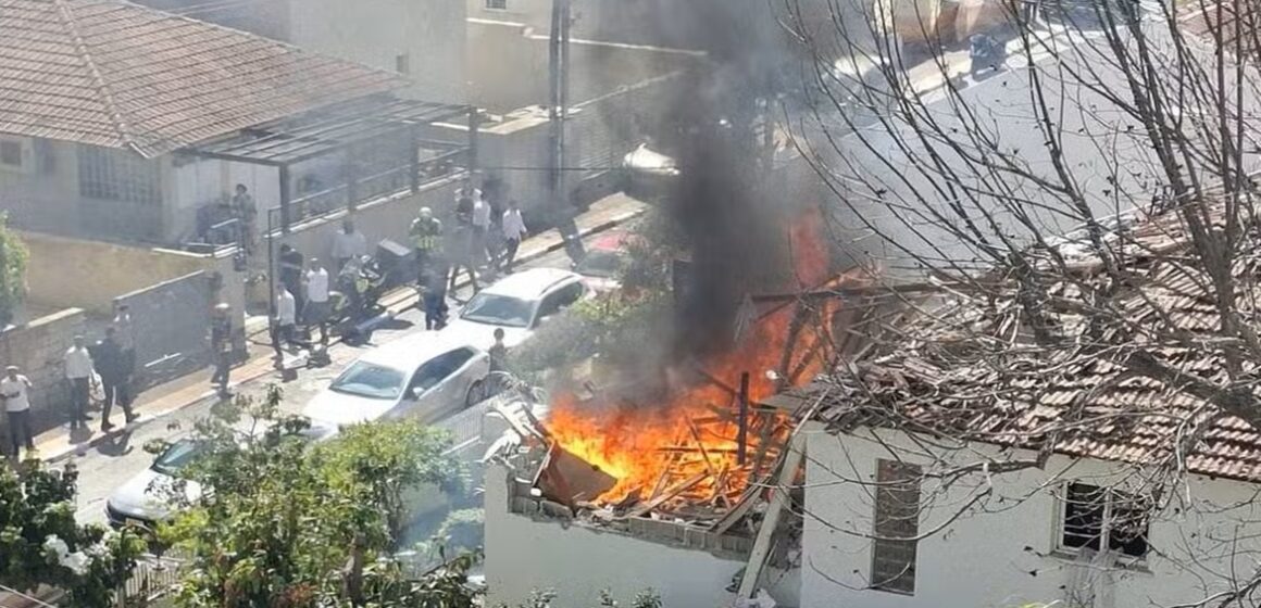 Irã e Hezbollah lançam ataques contra Israel; área residencial é atingida