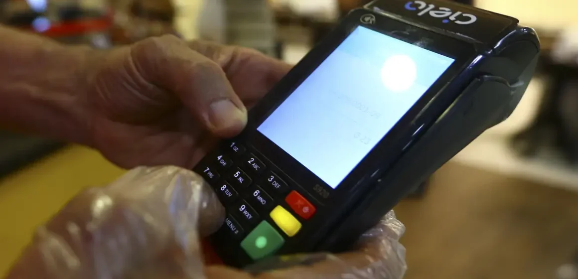 Cartão de crédito rotativo impulsiona endividamento e se aproxima de R$ 400 bilhões