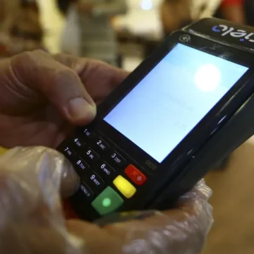 Cartão de crédito rotativo impulsiona endividamento e se aproxima de R$ 400 bilhões