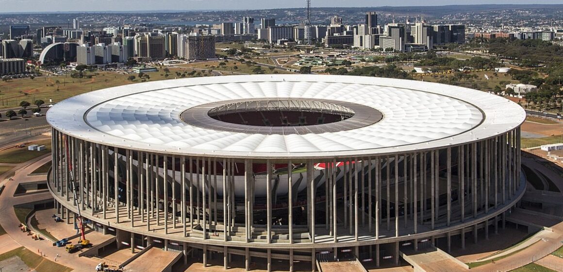 Brasilia_Stadium_-_June_2013 Mané Garrincha deve ganhar novo naming rights após fim de contrato com BRB