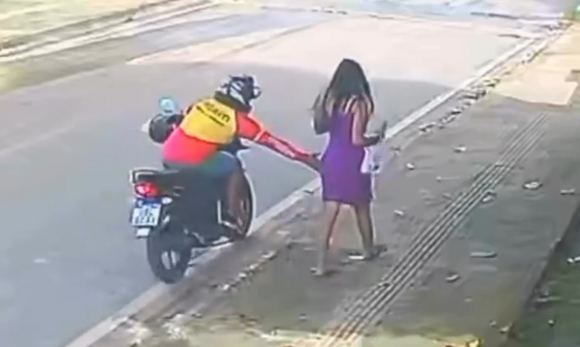 Motociclista é flagrado importunando jovem em Santarém