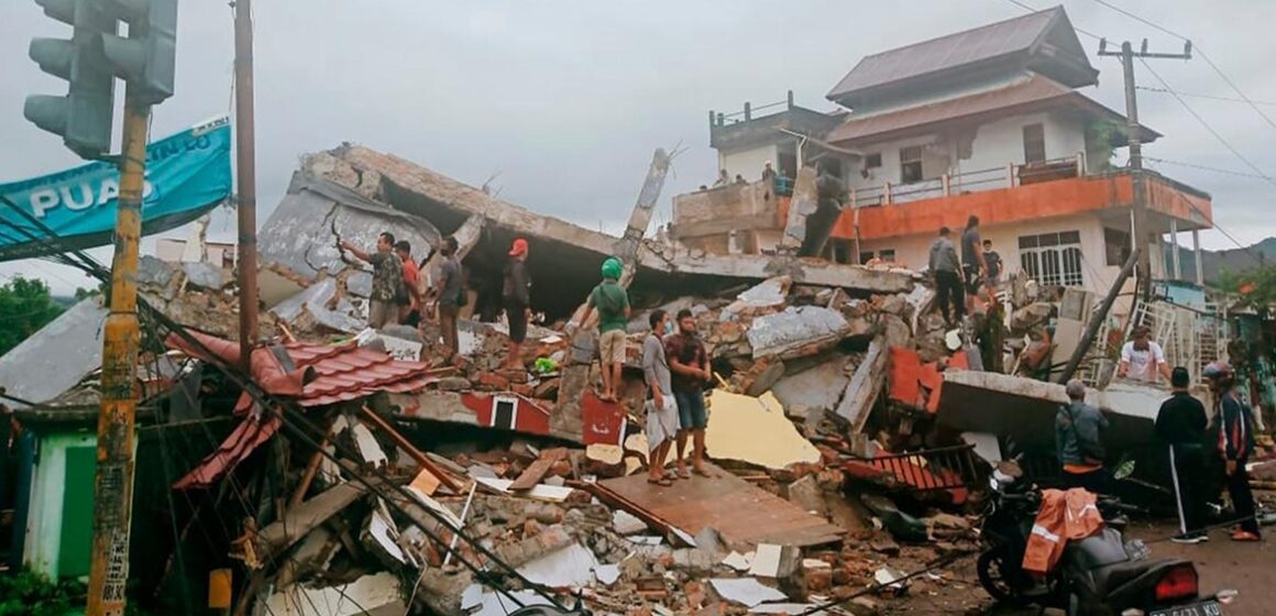 Terremoto de magnitude 7,4 na Indonésia mata uma pessoa e gera tsunami