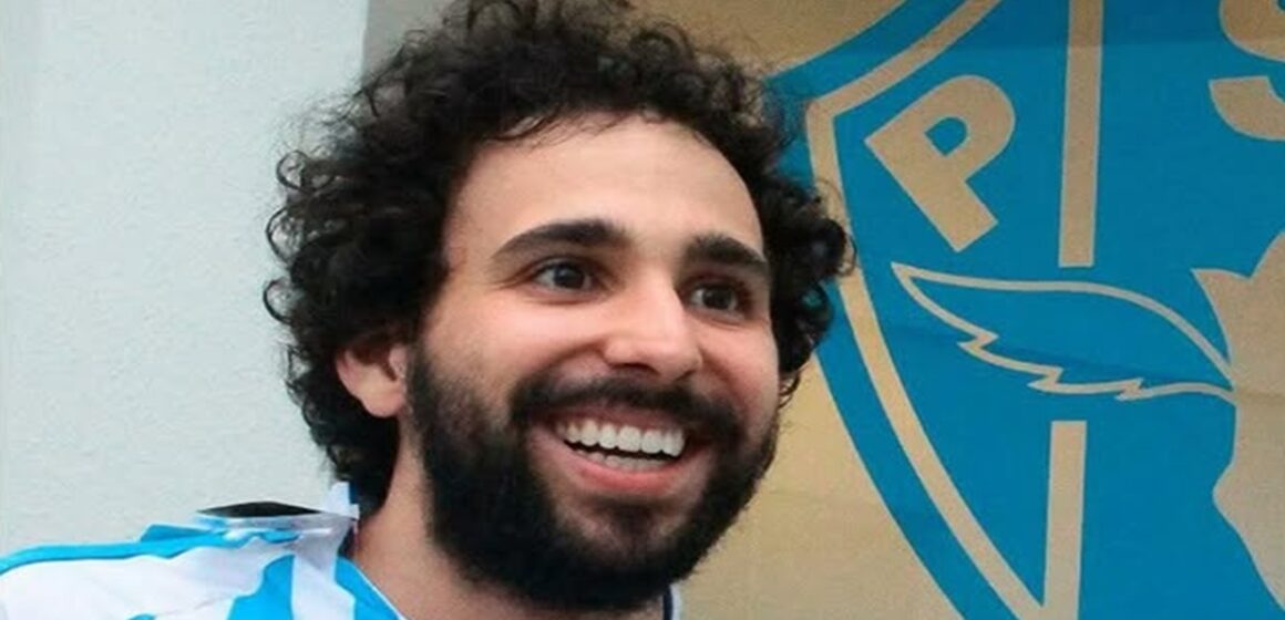 Murilo Couto fazendo graça com o Clube do Remo