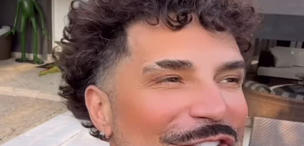 Novo visual de Latino choca fãs e vira assunto nas redes sociais