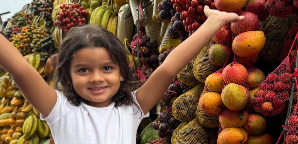 Pequena influenciadora paraense Maria Eloísa encanta redes ao mostrar variedade de frutas regionais nas estradas do Pará