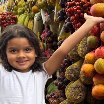 Pequena influenciadora paraense Maria Eloísa encanta redes ao mostrar variedade de frutas regionais nas estradas do Pará