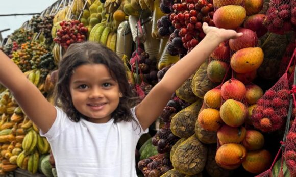 Pequena influenciadora paraense Maria Eloísa encanta redes ao mostrar variedade de frutas regionais nas estradas do Pará