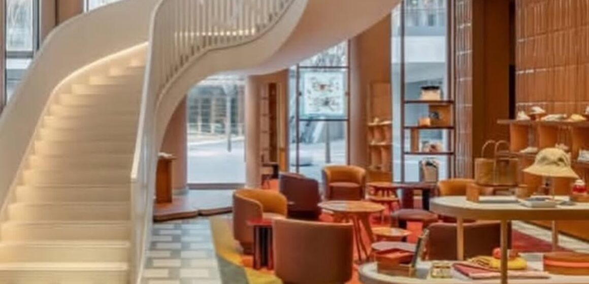 Hermès inaugura flagship de cinco andares em Pequim e aposta em experiência imersiva