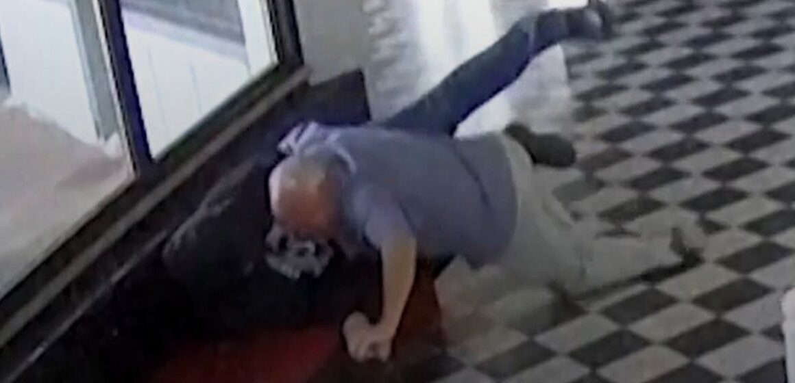 Herói improvável: diretor de escola nos EUA desarma ex-aluno armado e vídeo de segurança flagra ação