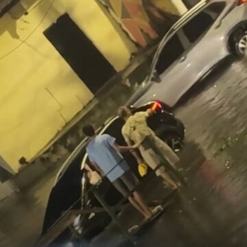 Após forte chuva, carro cai em canal na 14 de Março, em Belém