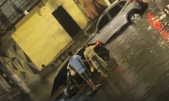Após forte chuva, carro cai em canal na 14 de Março, em Belém