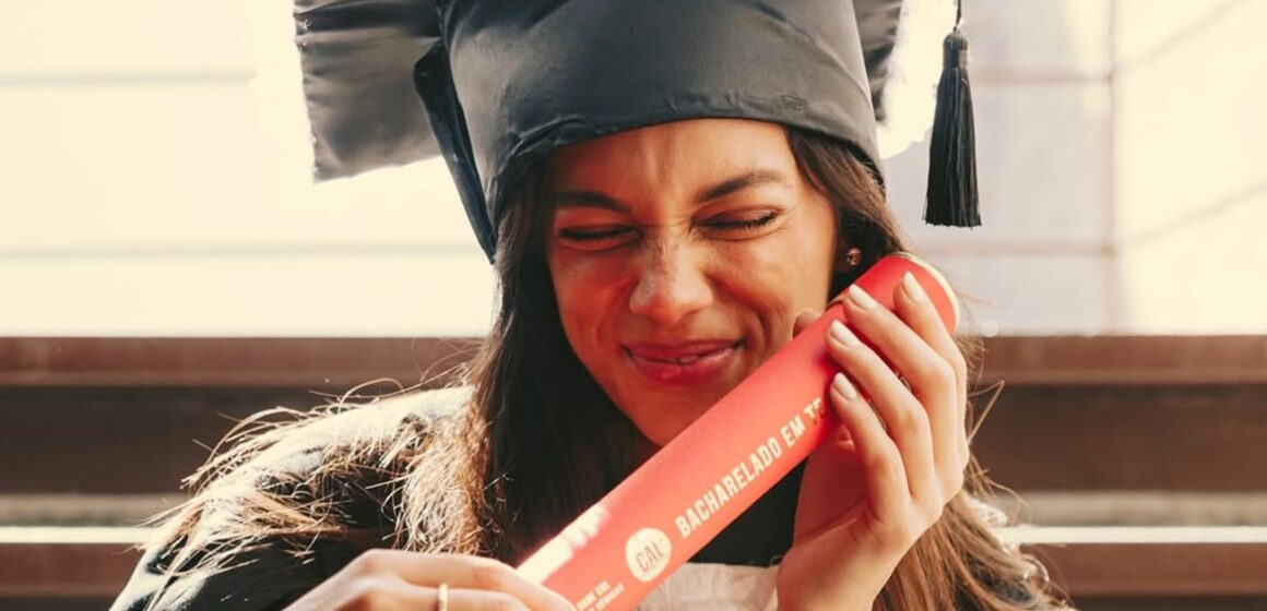 Alane Dias conclui curso de teatro no Rio de Janeiro e celebra conquista nas redes sociais