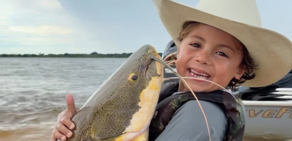 Menino realiza sonho de pescar pirarara no Rio Araguaia