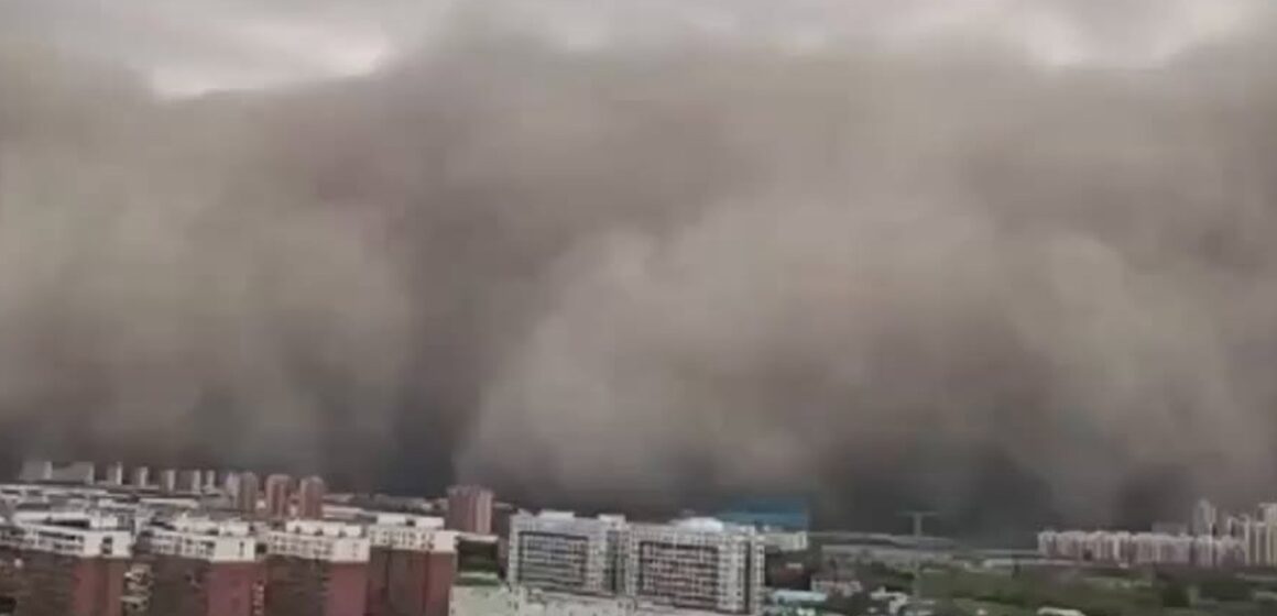 Tempestade de areia encobre cidades no norte da China e impressiona moradores