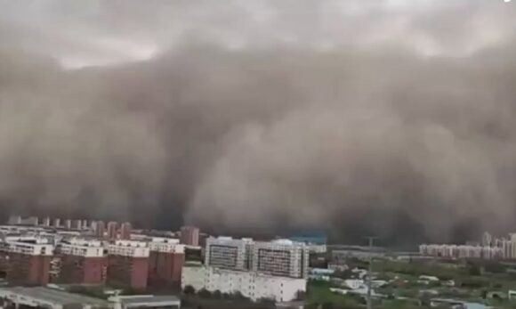 Tempestade de areia encobre cidades no norte da China e impressiona moradores