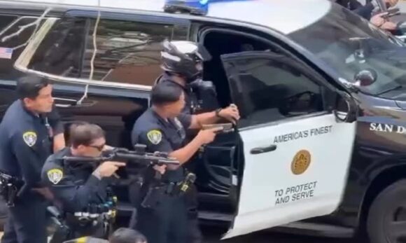 Homem esfaqueia atendente em San Diego e é contido pela polícia com auxílio de cão K9
