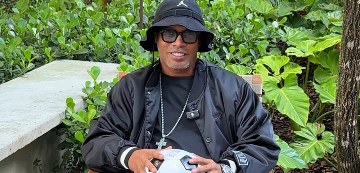Ronaldinho Gaúcho protagoniza momento descontraído em documentário
