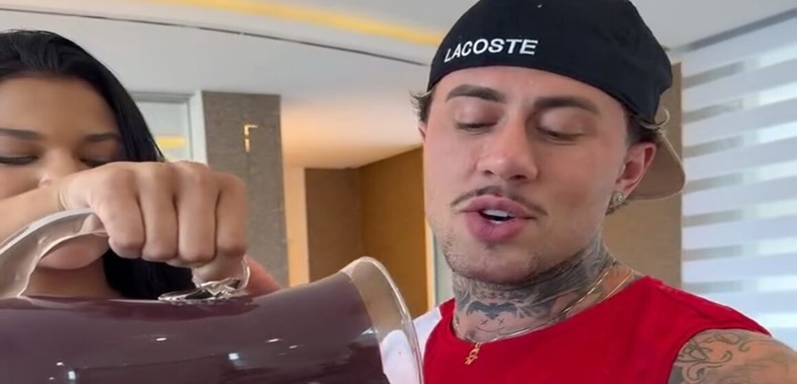 MC Daniel prova açaí com peixe frito durante visita a Belém