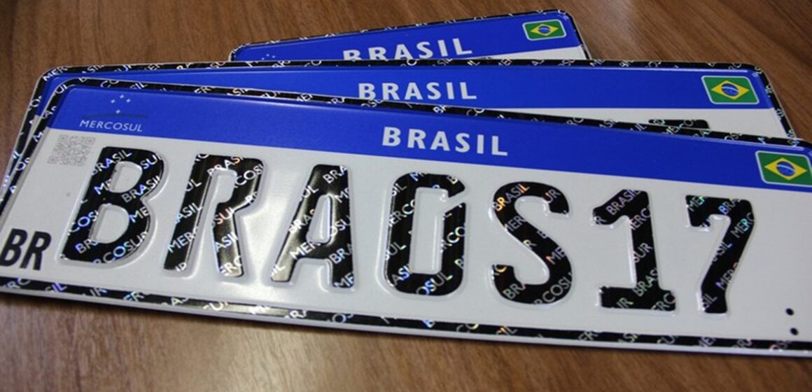 Comissão da Câmara aprova proposta que prevê retorno de cidade e estado nas placas de veículos