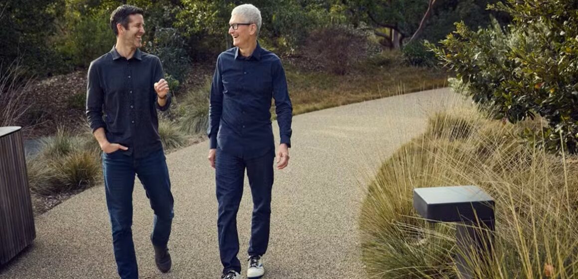 Apple anuncia transição no comando: Tim Cook deixará cargo de CEO e John Ternus assumirá em 2026
