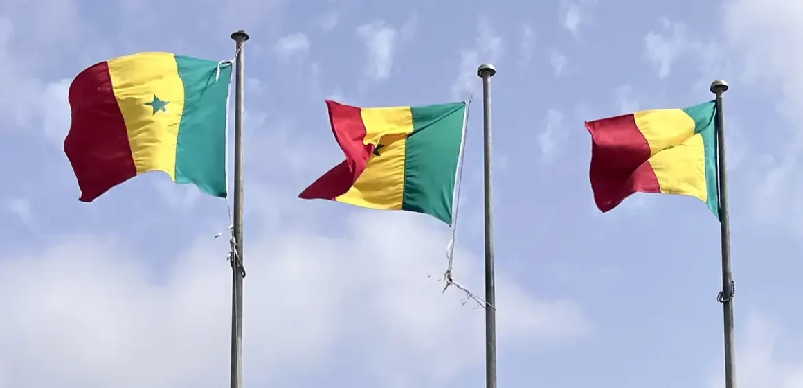 bandeiras_do_senegal_onde_ocorreu_o_forum_internacional_de_dacar01 Brasil negocia voos diretos para Senegal para fortalecer turismo e comércio com a África Ocidental