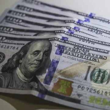Gastos de brasileiros no exterior batem recorde com queda do dólar