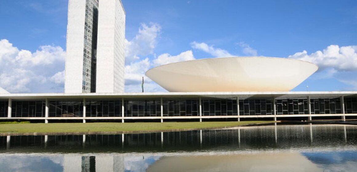 CCJ aprova admissibilidade de PEC que prevê fim da escala 6×1