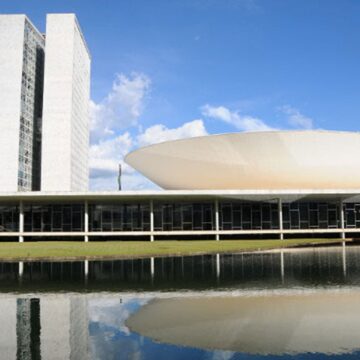 CCJ aprova admissibilidade de PEC que prevê fim da escala 6×1