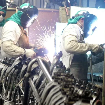 Indústria nacional cresce 0,9% em fevereiro e acumula alta de 3% no ano