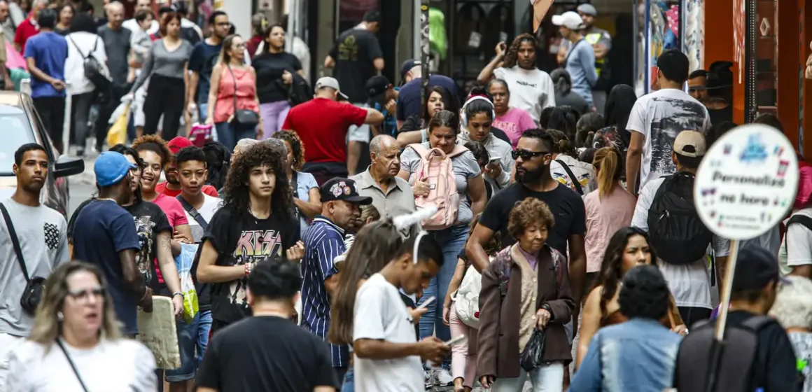 População brasileira cresce 0,39% em 2025 e envelhecimento avança, aponta Pnad