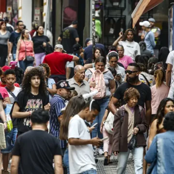 População brasileira cresce 0,39% em 2025 e envelhecimento avança, aponta Pnad