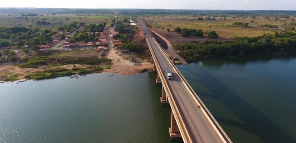 Interdição de ponte sobre o rio Araguaia gera impasse na BR-230