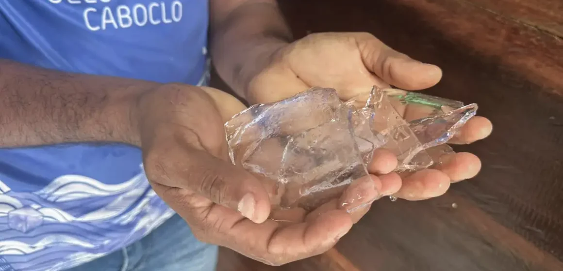 Energia solar viabiliza fábrica de gelo em comunidade ribeirinha do Amazonas, reduzindo custos e emissões