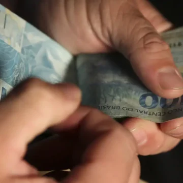 Guerra no Oriente Médio leva FMI a reduzir projeção global, mas Brasil tem alta prevista de 1,9%