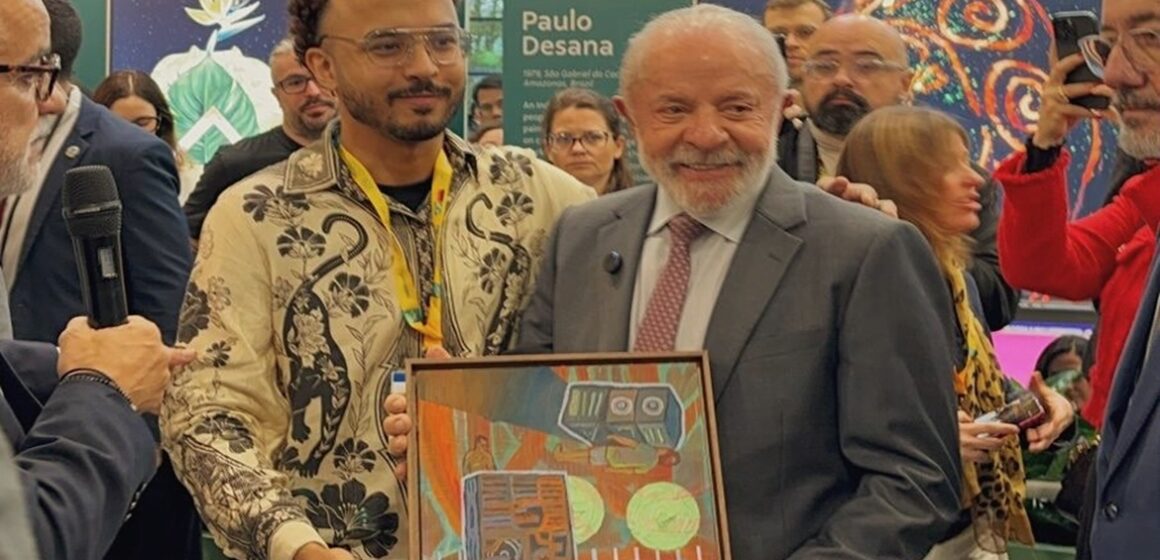 Artista paraense entrega obra sobre a Amazônia a Lula durante feira na Alemanha