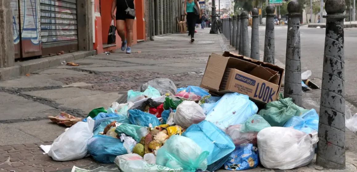 Câmara aprova multa de até 100 salários mínimos para quem jogar lixo em vias públicas