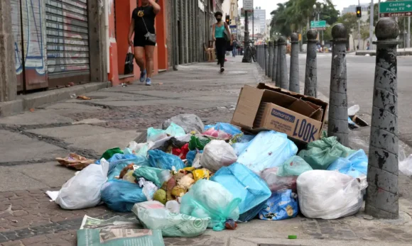 Câmara aprova multa de até 100 salários mínimos para quem jogar lixo em vias públicas