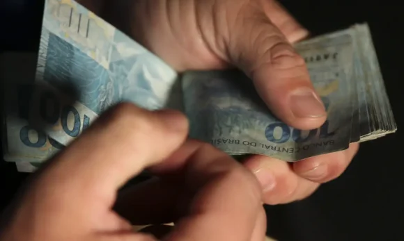 [ Caixa e BB liberam abono salarial para trabalhadores nascidos em março e abril; terceiro lote soma R$ 5,4 bilhões