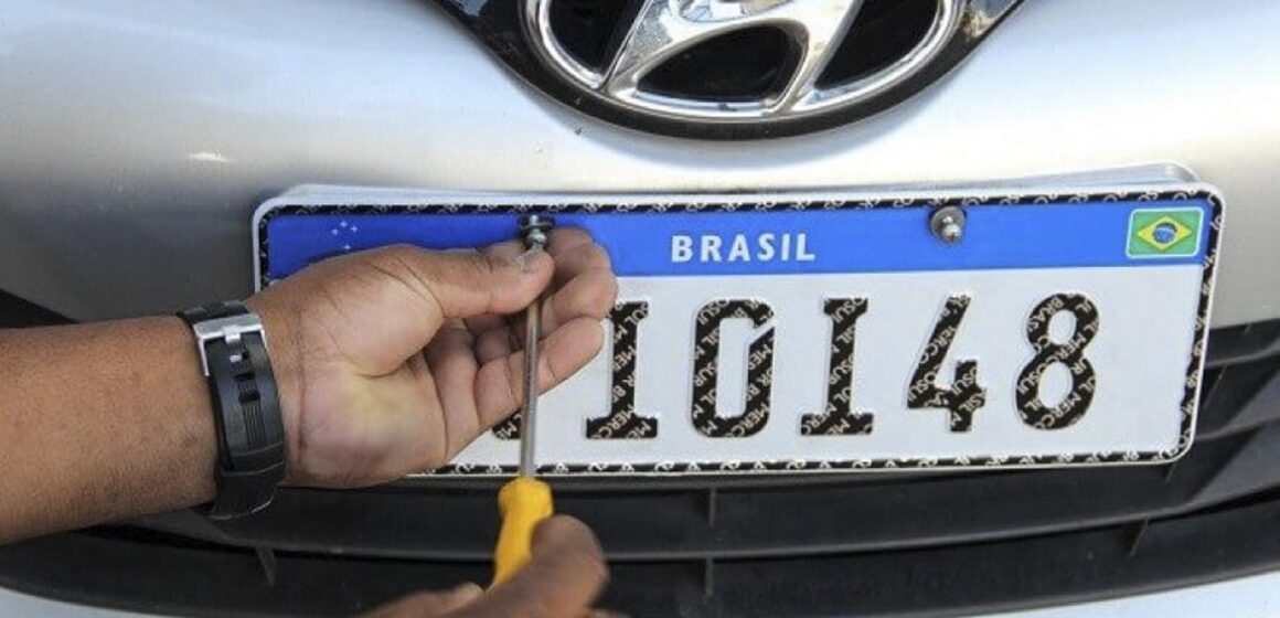 Projeto aprovado na Câmara quer recolocar nome de cidade e estado nas placas de veículos