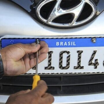 Projeto aprovado na Câmara quer recolocar nome de cidade e estado nas placas de veículos